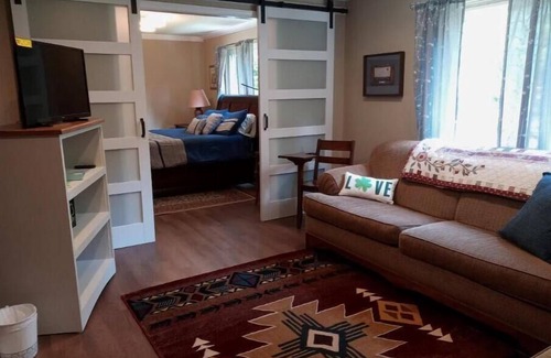 Bristol Casa | Walk to the Casino! Newly Renv 2022/Pvt Lux Queen!