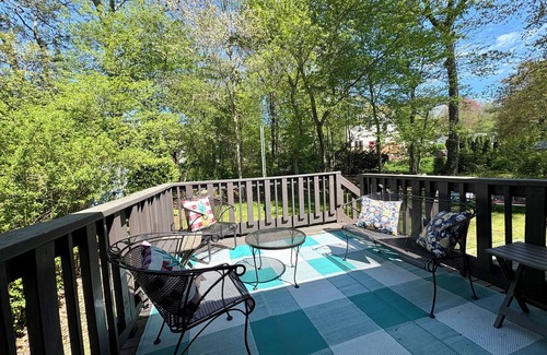 Saunderstown Casa | Walk to the Family Beach, North Narragansett.