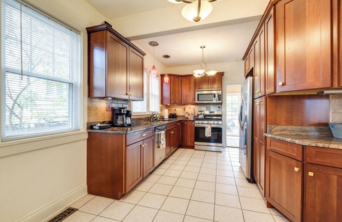 Roanoke Apartamento | Walk to The Grandin Theatre: Roanoke Unit w/ Yard!