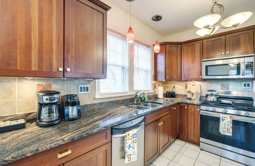 Roanoke Apartamento | Walk to The Grandin Theatre: Roanoke Unit w/ Yard!