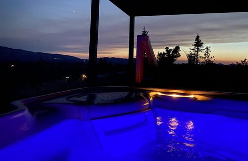 Helena Casa | Walk to the lake, huge deck, spa, karaoke machine, fire pit, and outdoor shower