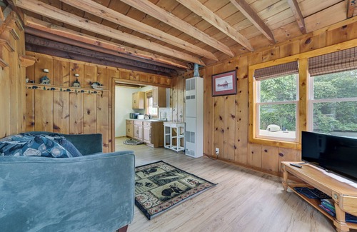 Lupton Cabina | Walk to the Lake! Lower Peninsula Cabin Retreat