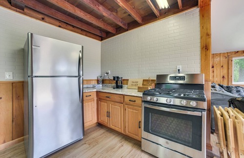 Lupton Cabina | Walk to the Lake! Lower Peninsula Cabin Retreat