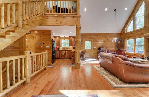 Blakeslee Cabina | Walk to the Pocono Raceway From a Custom Log Cabin
