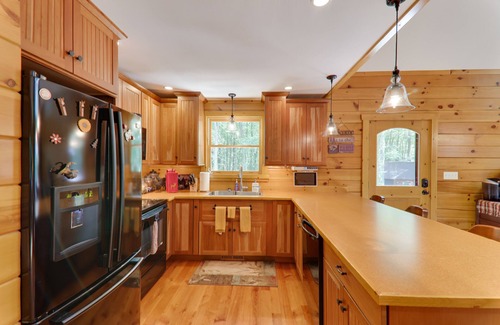 Blakeslee Cabina | Walk to the Pocono Raceway From a Custom Log Cabin