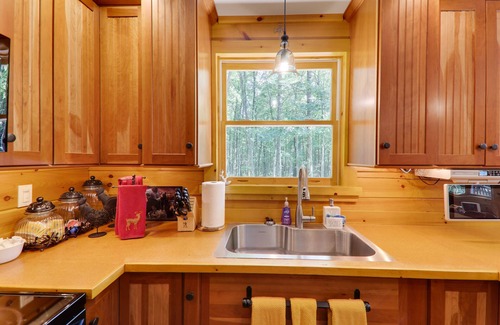 Blakeslee Cabina | Walk to the Pocono Raceway From a Custom Log Cabin