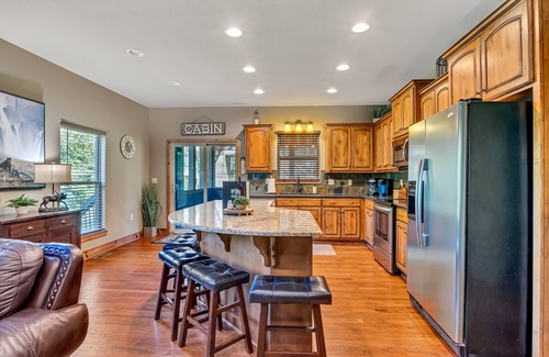 Hollister Cabina | Recientemente redecorado! 5 BR / 4BA en el hermoso Branson Canyon, cerca del lago y los campos de golf