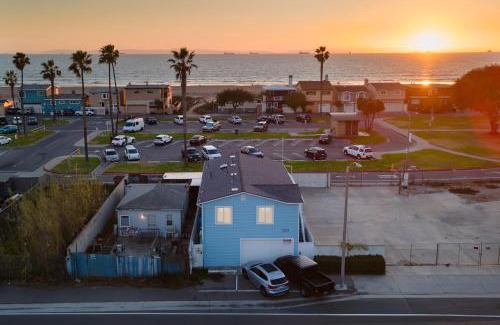 Huntington Beach Casa | Walk to the Sand Ocean Views Balcony Parking Sunset Surf