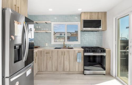 Huntington Beach Casa | Walk to the Sand Ocean Views Balcony Parking Sunset Surf