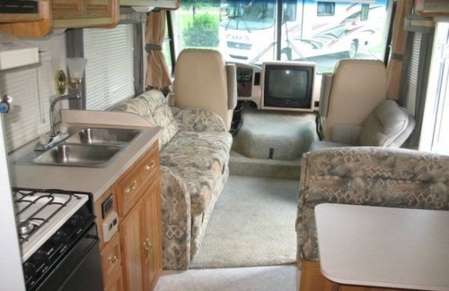 West Hills Casa | Walk to the Sound! From Fabulous RV with AC in charming Port Orchard!