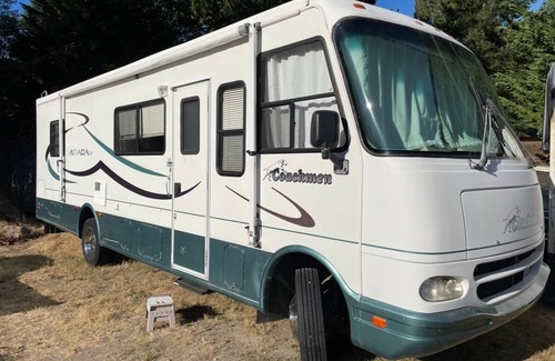 West Hills Casa | Walk to the Sound! From Fabulous RV with AC in charming Port Orchard!
