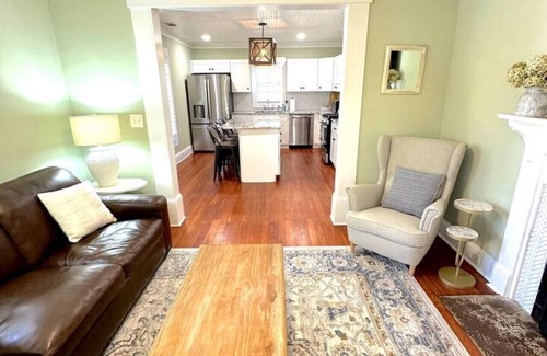 Marietta Casa | Walk to the Square - Marietta’s Bluebird Bungalow