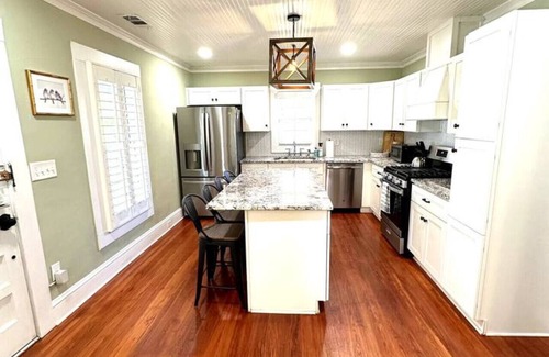 Marietta Casa | Walk to the Square - Marietta’s Bluebird Bungalow