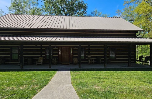 Bronston Cabina | Walk to the water log cabin, access to dock, hot tub, fire pit, grill, spacious