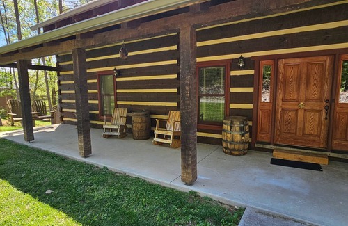 Bronston Cabina | Walk to the water log cabin, access to dock, hot tub, fire pit, grill, spacious
