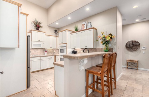 Litchfield Park Condominio | Walk to the Wigwam from this charming single-level condo!