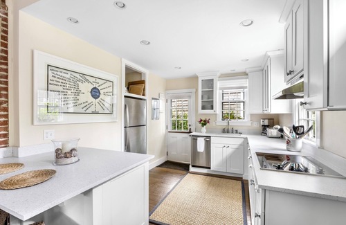 Nantucket Town Casa | A pie de la ciudad de Beautiful Cottage w / Guest House y A / C!