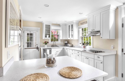 Nantucket Town Casa | A pie de la ciudad de Beautiful Cottage w / Guest House y A / C!