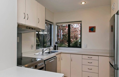 Taupo Casa | Walk to Town & Lake *No Service Fees*