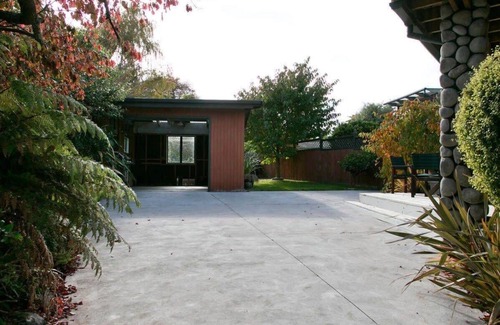 Taupo Casa | Walk to Town & Lake *No Service Fees*