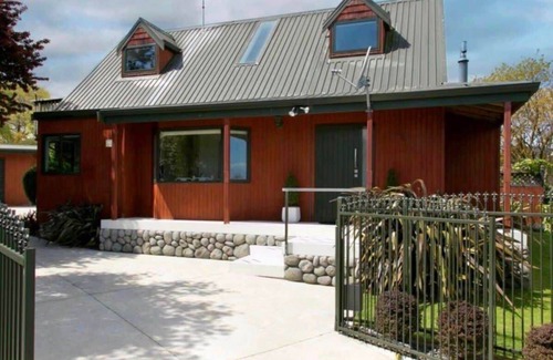 Taupo Casa | Walk to Town & Lake *No Service Fees*