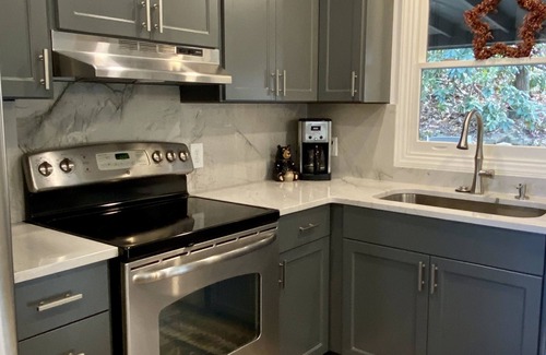 Highlands Cabina | Walk to Town & Relax in this Fresh Updated Highlands Remodeled Cabin
