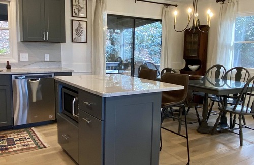 Highlands Cabina | Walk to Town & Relax in this Fresh Updated Highlands Remodeled Cabin