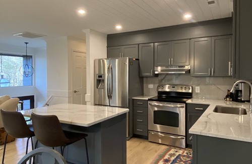 Highlands Cabina | Walk to Town & Relax in this Fresh Updated Highlands Remodeled Cabin