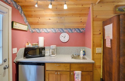 Butte Meadows Apartamento | Walk to Trails & Butte Creek: Cozy Retreat w/ Deck