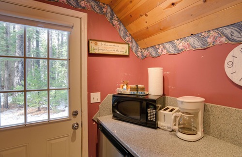 Butte Meadows Apartamento | Walk to Trails & Butte Creek: Cozy Retreat w/ Deck