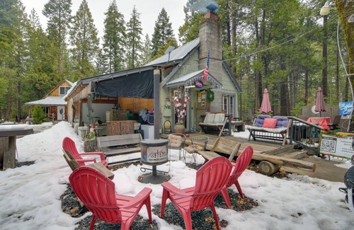 Butte Meadows Apartamento | Walk to Trails & Butte Creek: Cozy Retreat w/ Deck