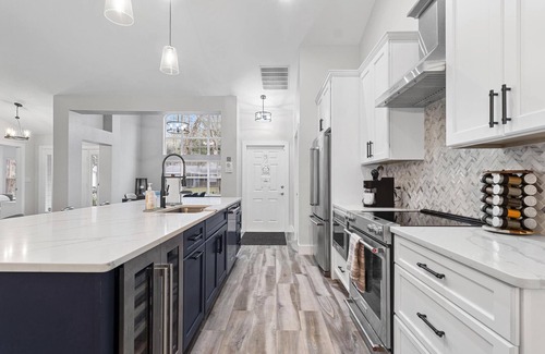 Gainesville Casa | Walk to UF Stadium! Modern Home with Grill + Patio