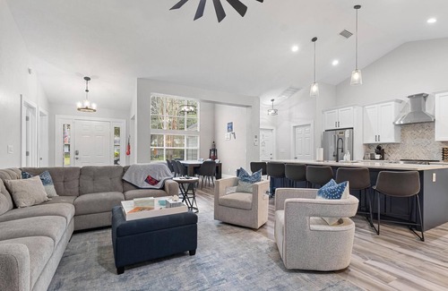 Gainesville Casa | Walk to UF Stadium! Modern Home with Grill + Patio