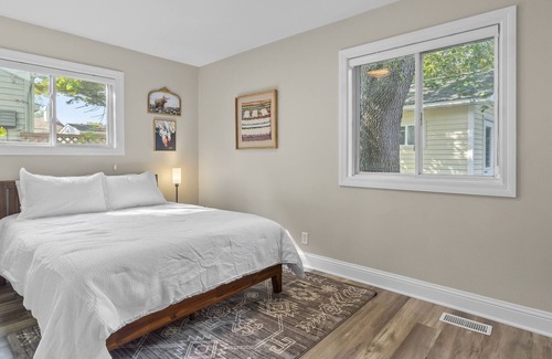 Twain Casa | Walk to UIHC, shopping, restaurants, and MORE!