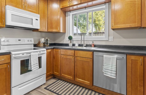 Twain Casa | Walk to UIHC, shopping, restaurants, and MORE!