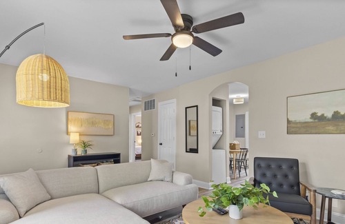 Twain Casa | Walk to UIHC, shopping, restaurants, and MORE!