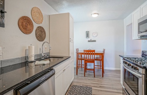 University Heights Apartamento | Walk to UNM, 1bd/1ba, Clean!