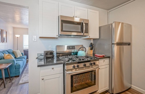 University Heights Apartamento | Walk to UNM, 1bd/1ba, Clean!