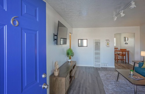 University Heights Apartamento | Walk to UNM, 1bd/1ba, Clean!