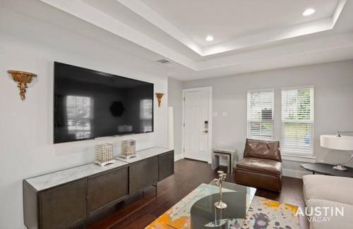 Swede Hill Casa | Walk to UT and E 6th in Fully Equipped ATX House