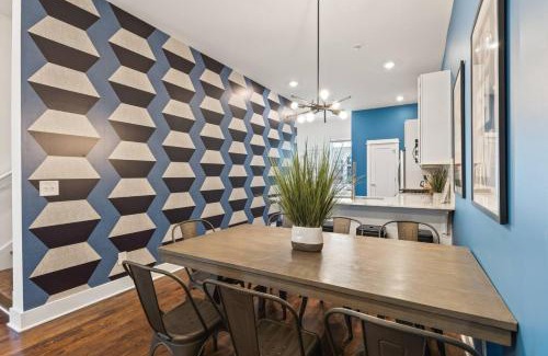 Hillsboro West End Casa | Walk to Vanderbilt and Belmont with Garage and Rooftop Deck