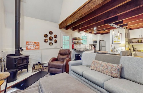 West Hartford Condominio | Walk-to-village end-unit condo, mountain views, large deck, woodstove, bbq, a/c