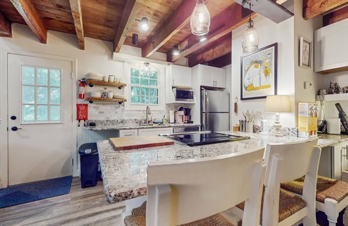 West Hartford Condominio | Walk-to-village end-unit condo, mountain views, large deck, woodstove, bbq, a/c