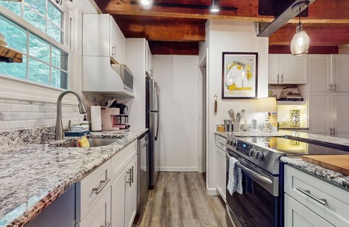 West Hartford Condominio | Walk-to-village end-unit condo, mountain views, large deck, woodstove, bbq, a/c