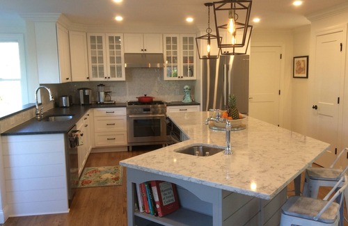 Katama Casa | WALK TO VILLAGE LOCATION, NEW POOL, FAMILY COMPOUND!