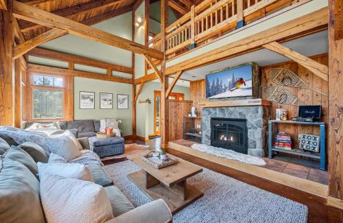 Ellicottville Casa | Walk to Village! Stunning timber chalet! Hot-Tub, Bonfire & more!