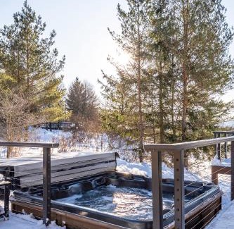Ellicottville Casa | Walk to Village! Stunning timber chalet! Hot-Tub, Bonfire & more!