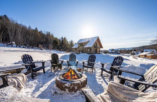 Ellicottville Casa | Walk to Village! Stunning timber chalet! Hot-Tub, Bonfire & more!