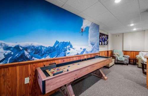 Ellicottville Casa | Walk to Village! Stunning timber chalet! Hot-Tub, Bonfire & more!