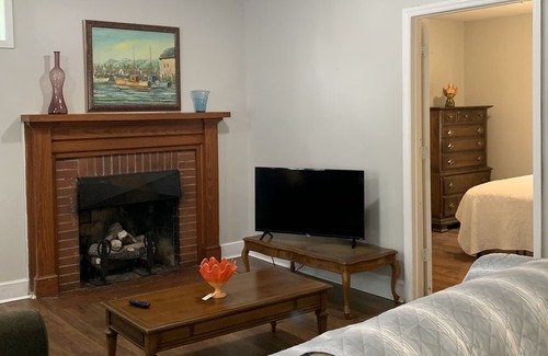 Monroe Casa | Walk to Vineyard, Single level home, Large yard, No pet fee